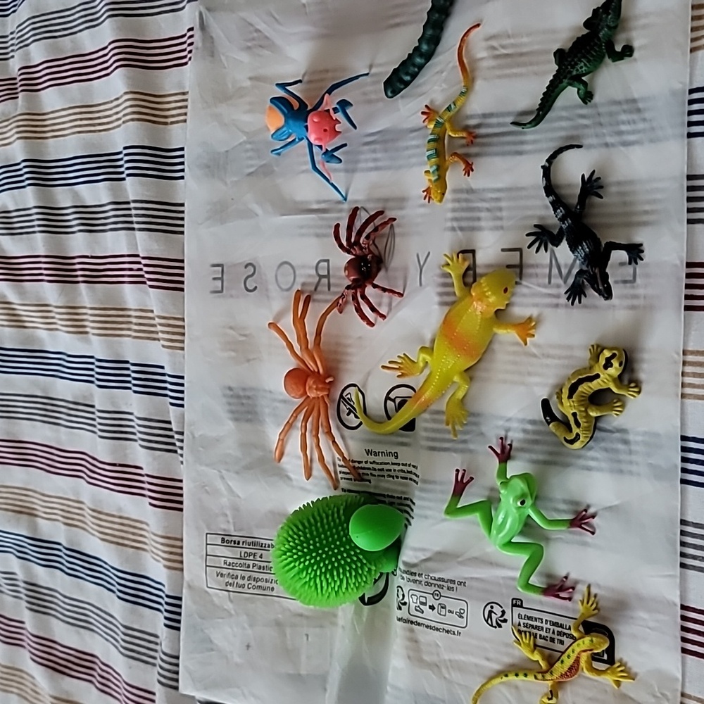 Lot Of 12 Misc. Colourful Lizards AND Bug Toys - Picture 6 of 6